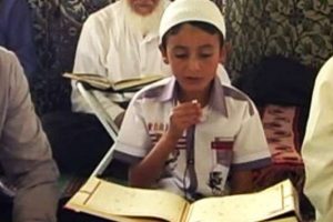 8 yaşındaki Emir mukabele okuyor