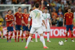 Ronaldo frikikten "kol" kırdı!