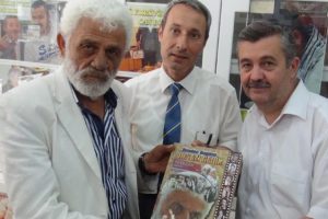Yeşil&ccedil;am'ın k&ouml;t&uuml; adamı sokakta kitap satıyor