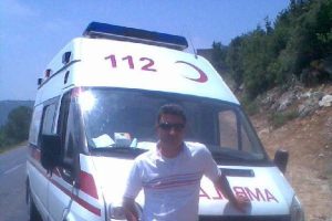 Ambulans şof&ouml;r&uuml; motosikletle kaza yaptı