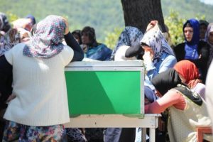 K&ouml;yl&uuml;ler 33 yıllık imamlarının cenazesini bırakmadı