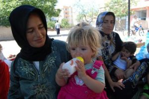 Suriyeli m&uuml;lteciler cami ve parklarda kalıyor