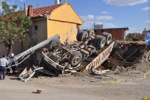 Freni tutmayan kamyon evin bah&ccedil;esine daldı