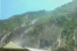&Ccedil;in'de heyelan evleri yuttu