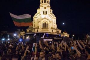Bakan ve vekilleri polis kurtardı
