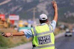 Alkoll&uuml; yakalanan s&uuml;r&uuml;c&uuml; yandı!