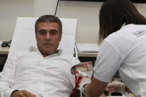 Ersun Yanal'dan kan bağışı