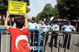 Balyoz avukatları "mahkemeye baskı"dan endişeli