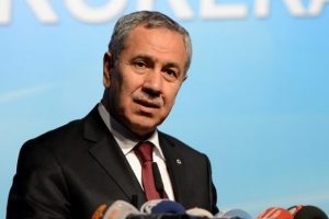 "Hem elini &ouml;peceğim hem &ouml;z&uuml;r dileyeceğim"