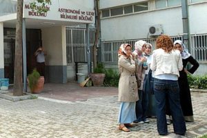 T&uuml;rbanlı &ouml;ğrencilerin fotoğrafını &ccedil;eken profes&ouml;r&uuml;n cezası onandı