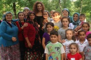 Azra Akın Karadeniz Ereğli'de g&ouml;n&uuml;lleri fethetti