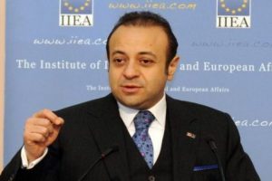 Bağış'tan, Şafak Sezer'e destek