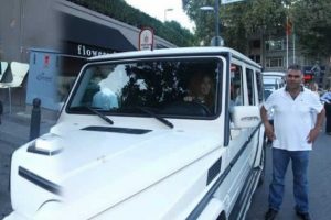 Valeden G&uuml;lşen'e 'duran adam' eylemi