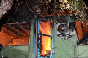 Sigara izmaritinden 4 ev k&uuml;l oldu
