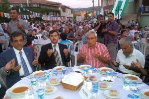 AK Parti vatandaşlarla iftarda buluşuyor