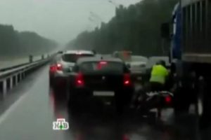 &Uuml;nl&uuml; fotoğraf&ccedil;ının dikkatsizliği canına mal oldu