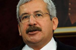 Ufuk Uras'ın 3 bin kitabını yaktılar