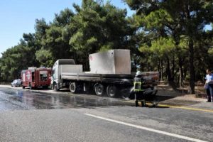 Mermer y&uuml;kl&uuml; TIR'daki yangını itfaiye s&ouml;nd&uuml;rd&uuml;