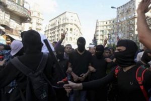 'Baltacılar' Mursi yanlılarına pala ile saldırdı