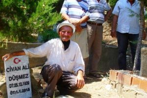&Ouml;l&uuml;m tarihini mezar taşına yazdırdı