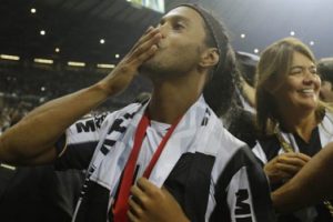Ronaldinho tarih yazdı!
