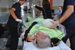 Yaşlı kadına otob&uuml;s &ccedil;arptı