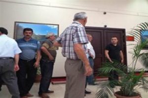 Susuz kalan k&ouml;yl&uuml;ler valiliği bastı