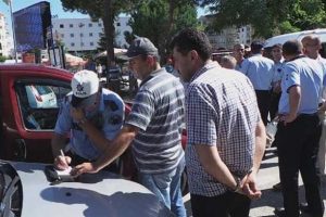 Polisle vatandaşın park tartışması