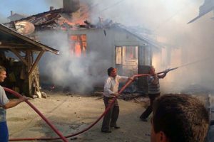 2 katlı ev ve samanlık k&uuml;l oldu