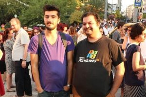 Karınları burnunda protesto