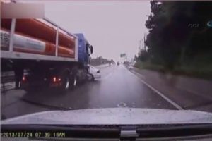İşte d&uuml;nyanın "en uzun s&uuml;reli" trafik kazası!