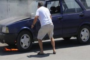Yanan otomobilini &uuml;fleyerek s&ouml;nd&uuml;rmeye &ccedil;alıştı