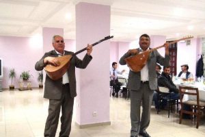 Karslı aşıklar, pop&ccedil;ulara &ccedil;attı