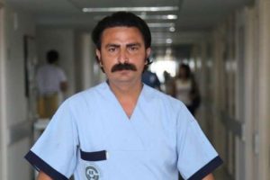 O, hem oyuncu hem hastabakıcı
