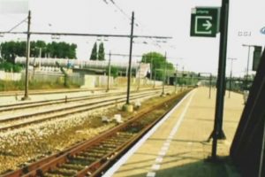 Tren altında &ouml;l&uuml;mle dans