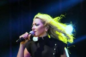 Hadise'ye "konseri yarıda bırakma" davası