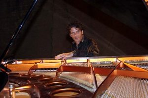 K&uuml;balı piyanistten taş ocağında konser