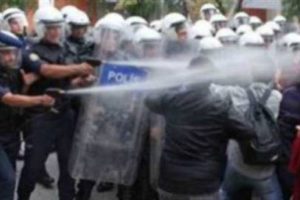 Polise ikramiye krizi &ccedil;&ouml;z&uuml;ld&uuml;