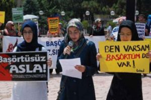 Baş&ouml;rt&uuml;s&uuml; eyleminde 'MEB' protesto edildi