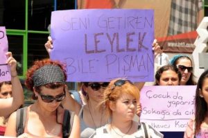Kadınlar &ouml;z&uuml;r bekliyor