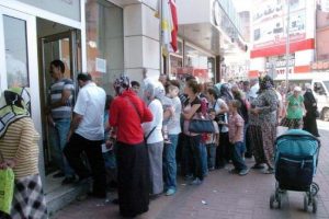 Banka &ouml;n&uuml;nde yardım kuyruğu