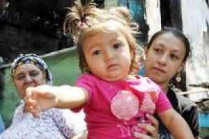 Azra, doğacak kardeşleriyle sokakta kaldı