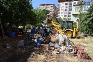 &Ccedil;&ouml;p eve s&uuml;p&uuml;rge yetmedi kep&ccedil;eyle temizlediler