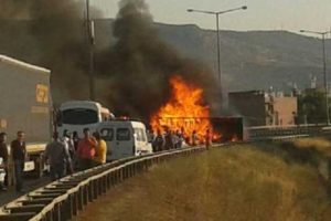 İzmir'de TIR yandı