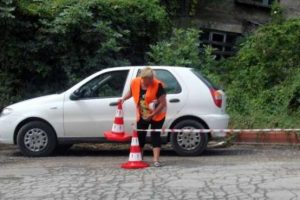 Tek başına yol kapattı