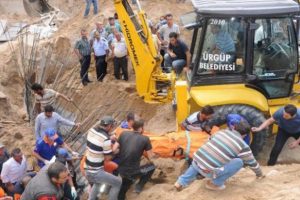 Nevşehir'de inşaatta g&ouml;&ccedil;&uuml;k: 2 &ouml;l&uuml;, 1 yaralı