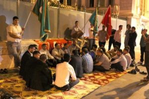 Mısır Konsolosluğu &ouml;n&uuml;nde sahur