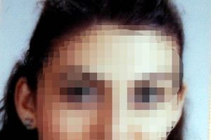 Eşini terk eden kızının 2 bacağını kırdı