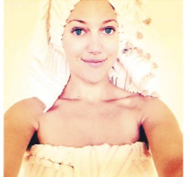 Meryem Uzerli'den duş sonrası pozu