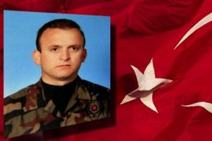 Şehit polisi taşıyan u&ccedil;ak Ankara'da...